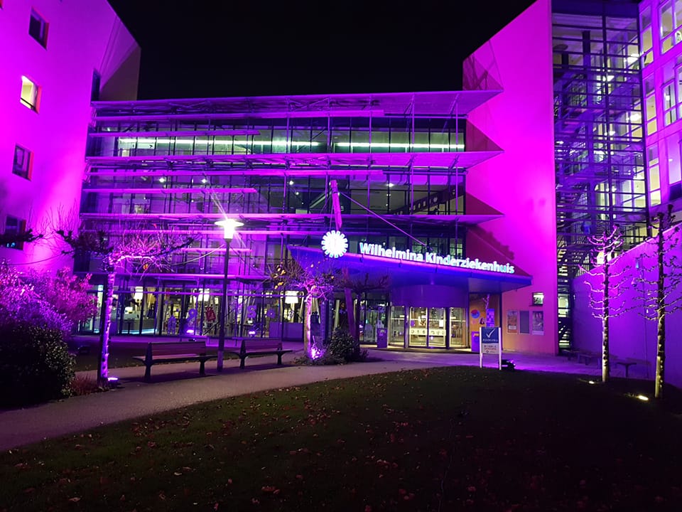 Wilhelmina Kinderziekenhuis kleurt paars voor Wereld Prematuren Dag